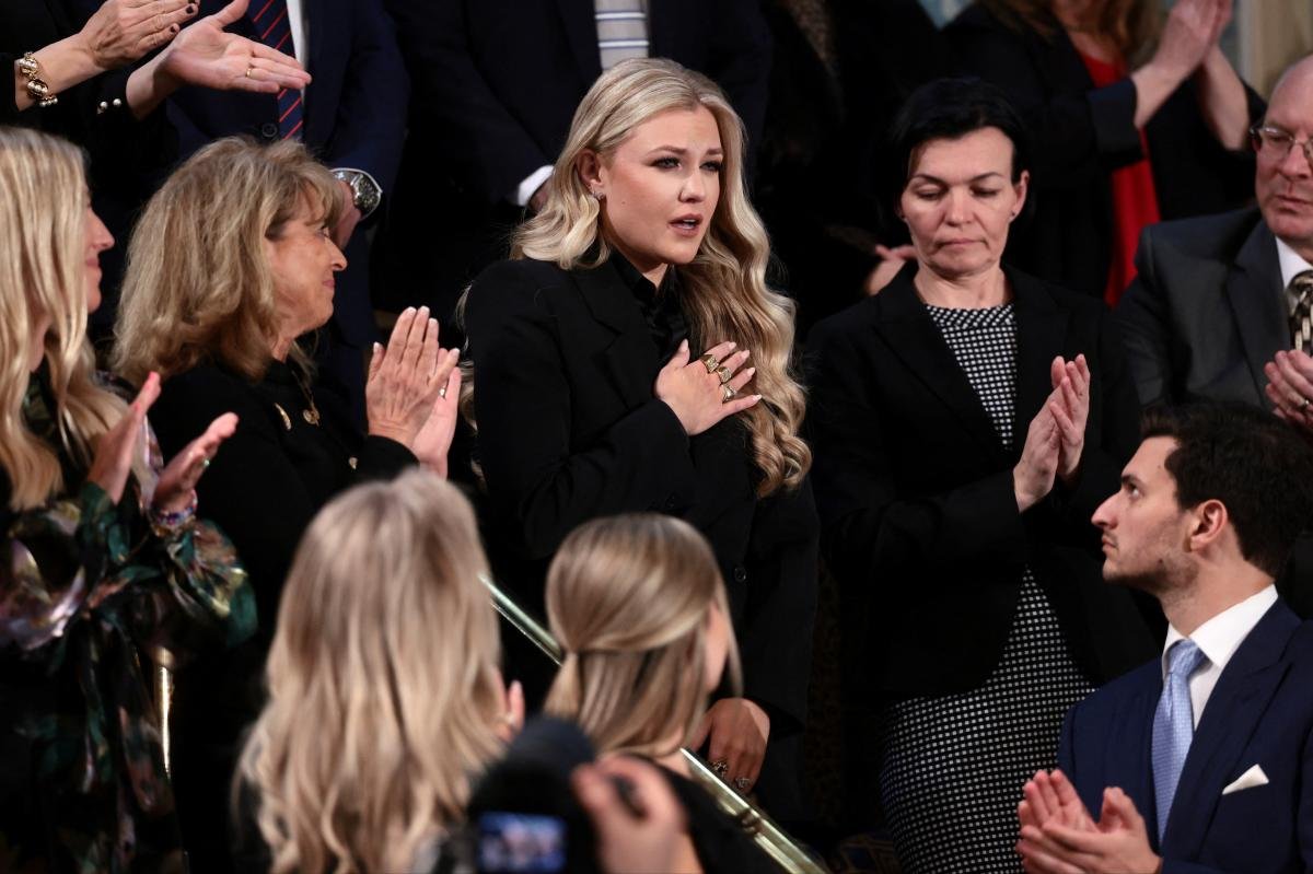 Trump rinde homenaje al asesinado Charlie Kirk y honra a su esposa Erica en un emotivo momento en el discurso del Estado de la Unión de 2026