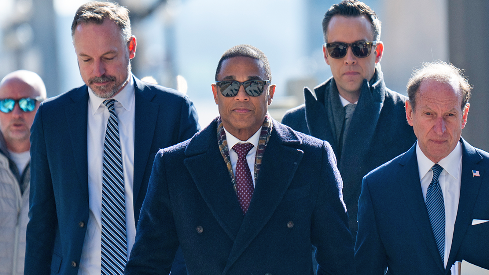 Don Lemon sonríe y saluda frente a un tribunal federal en Minnesota para su procesamiento