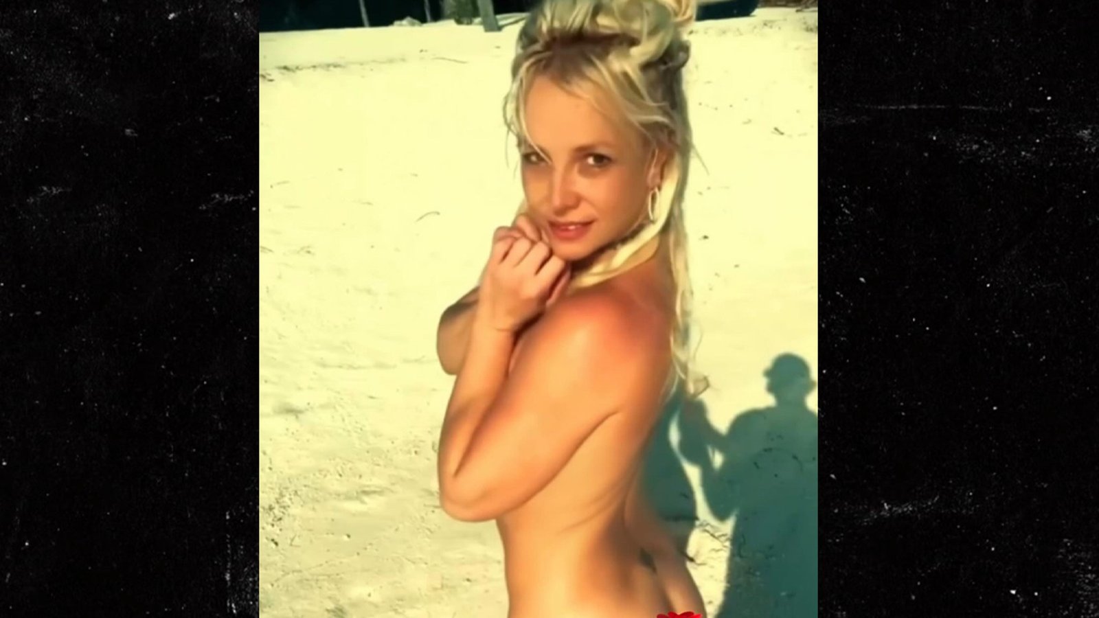 Britney Spears muestra sus nalgas en una foto de playa nudista