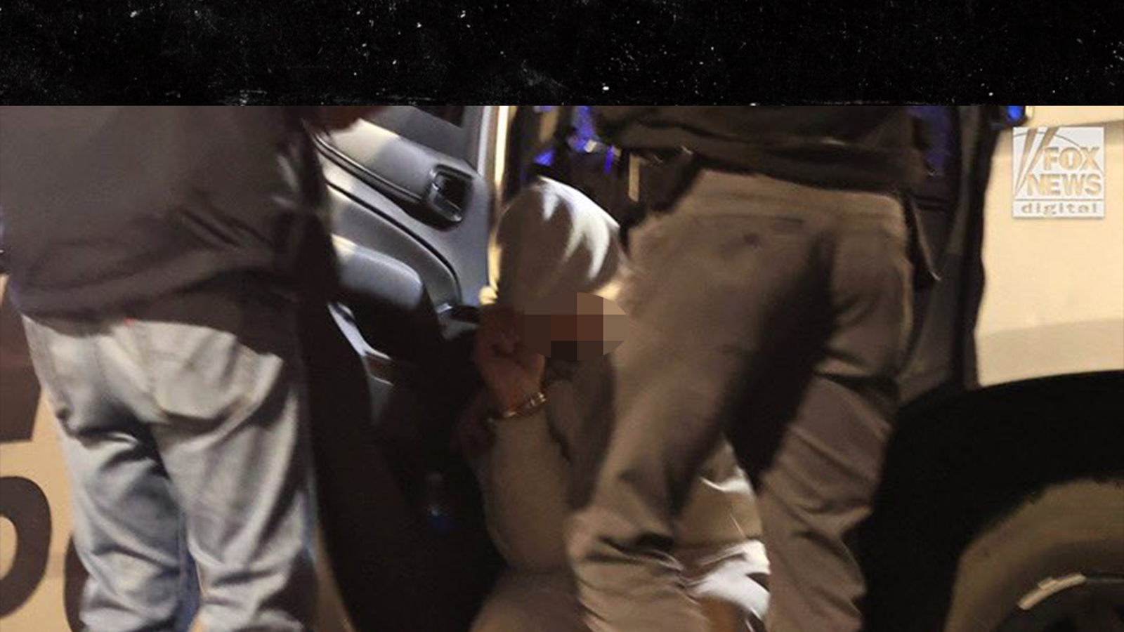 La primera foto es de una persona detenida durante una parada de tráfico.