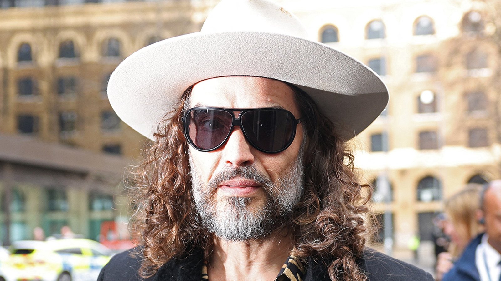 Russell Brand se declaró inocente de cargos adicionales de violación y agresión sexual