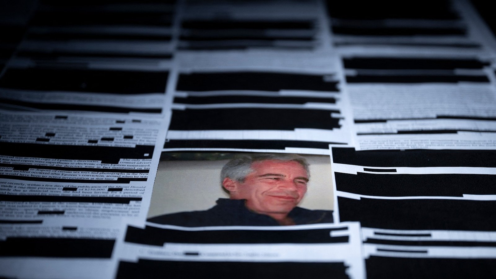 El Departamento de Justicia dice que está «revisando» si los informes de Epstein fueron retenidos indebidamente
