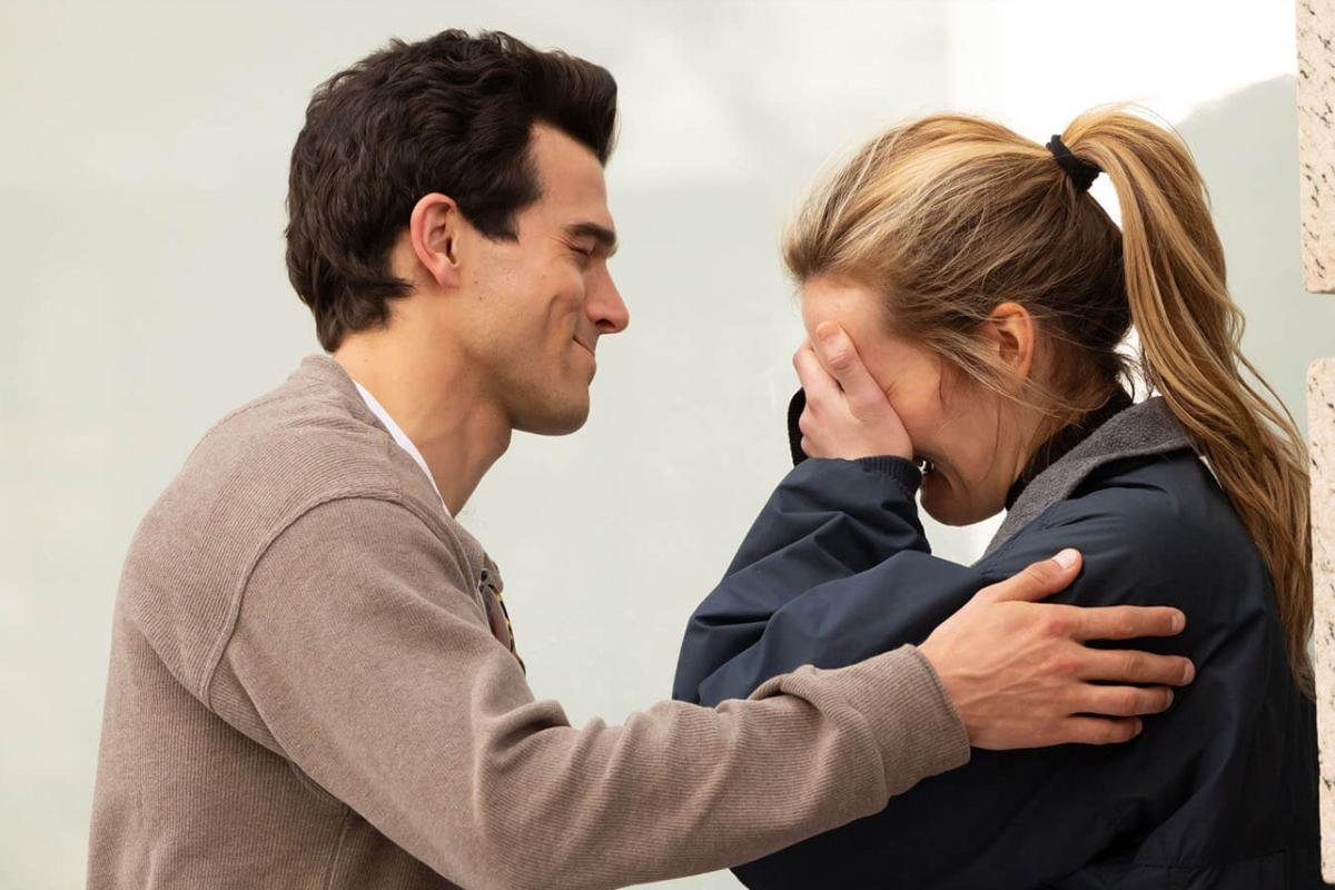 ‘Love Story: John F. Kennedy Jr. y Carolyn Bessett’ finalmente afrontó la pelea pública de la pareja y, al hacerlo, levantó un espejo ante la sociedad.