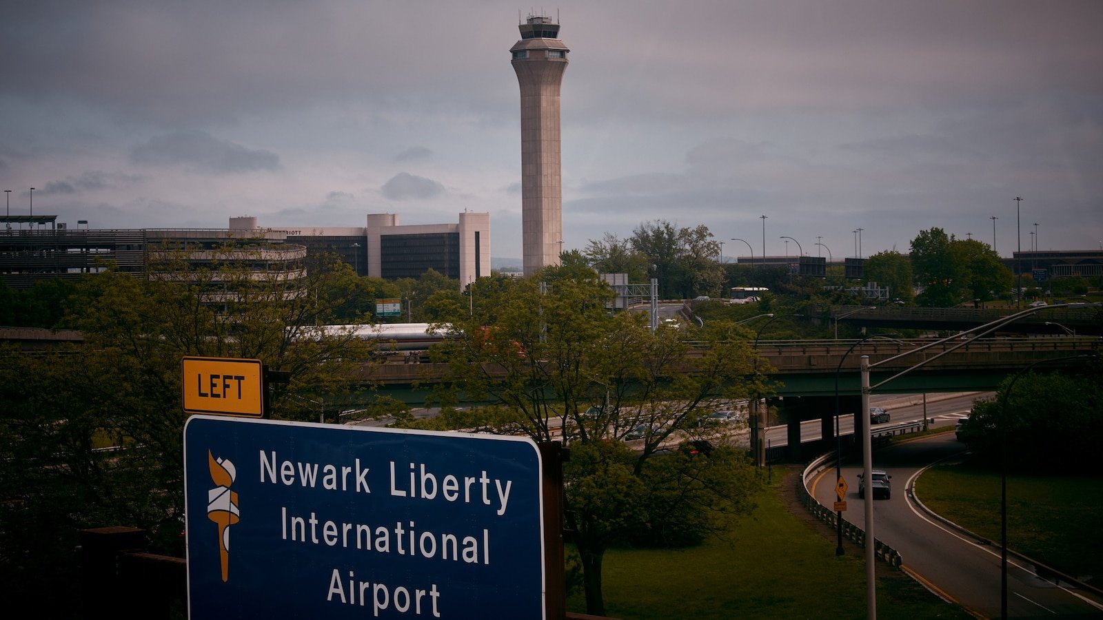 Los pasajeros fueron evacuados a través de toboganes en el aeropuerto de Newark después de que los vuelos fueran suspendidos.