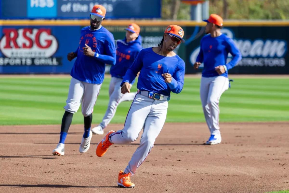 Francisco Lindor de los Mets realiza ejercicios de carrera de bases con sus compañeros