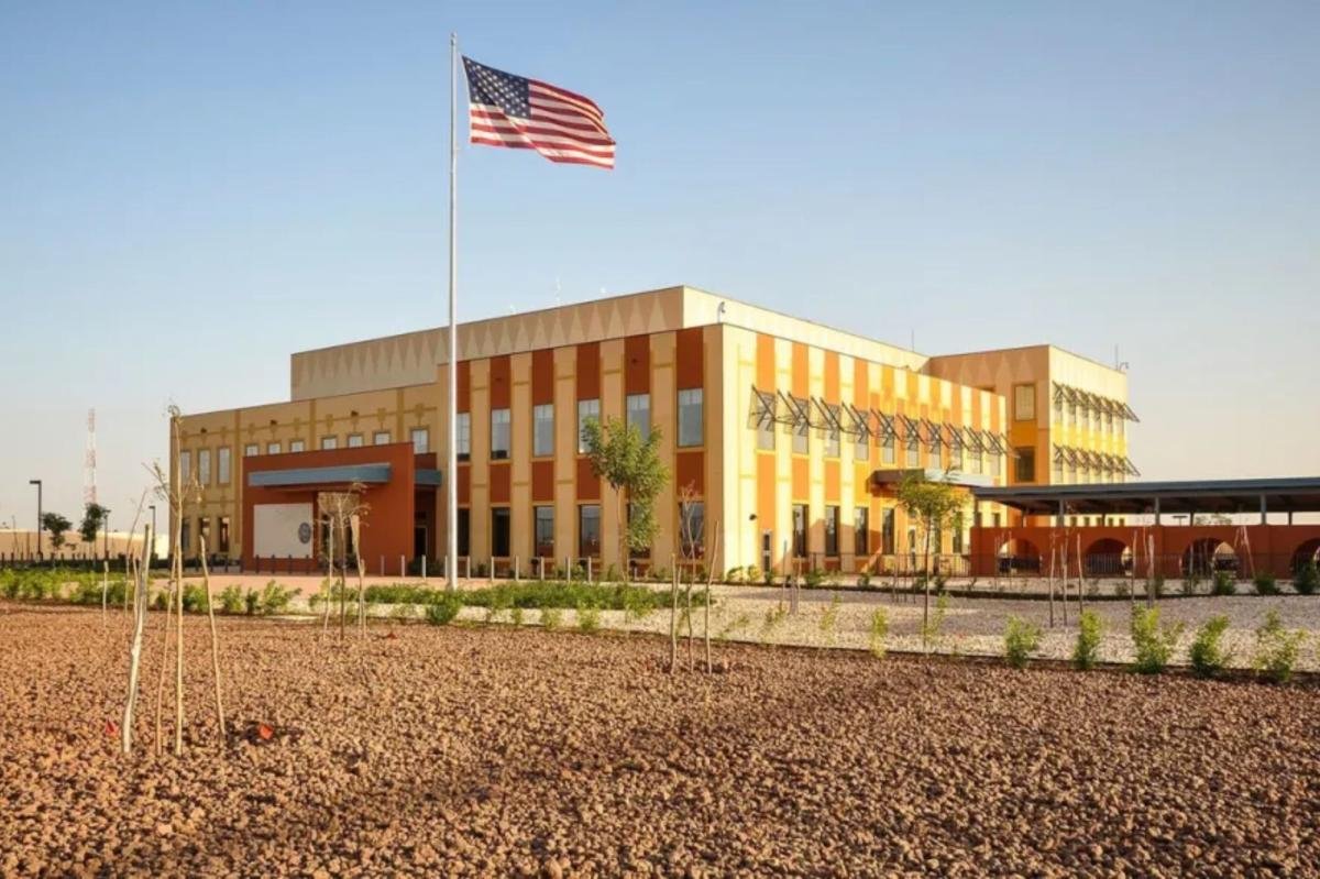 Exempleado de la embajada de Estados Unidos en África condenado por violar a dos niñas desesperadas tras prometer ayudar a su madre enferma