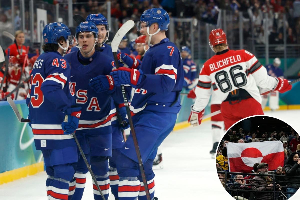 Los aficionados al hockey de los Juegos Olímpicos de Invierno de 2026 exhiben la bandera de Groenlandia durante la victoria de Estados Unidos sobre Dinamarca.