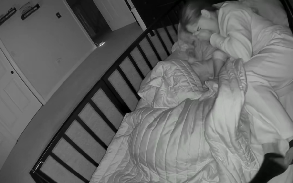 Babycam captura el horrible momento en que un bebé le rompe la nariz a su madre