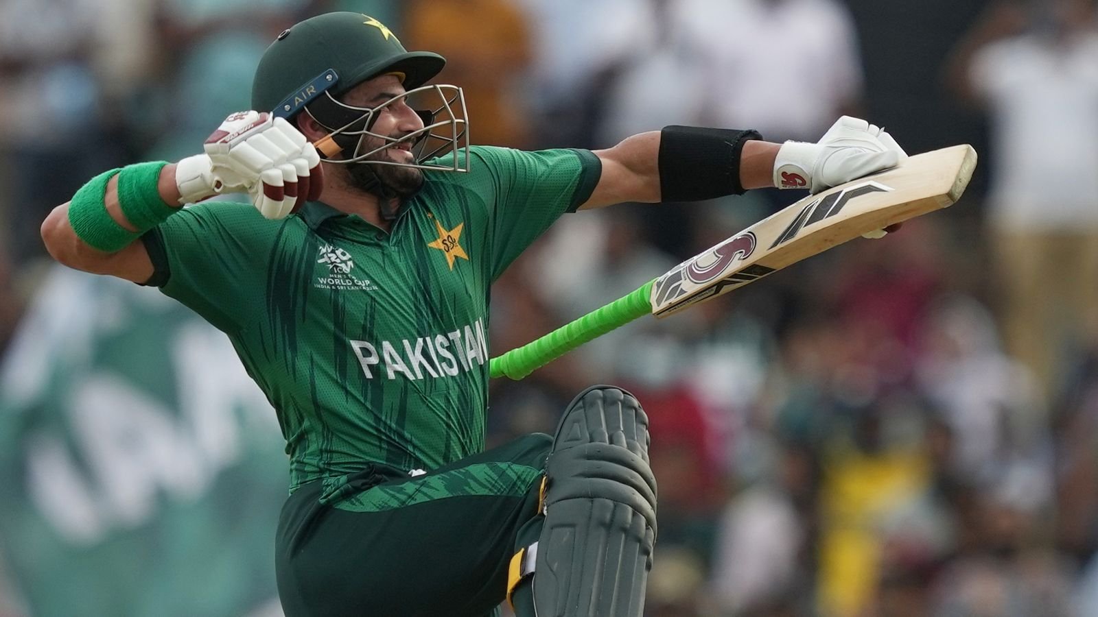 Copa del Mundo T20: Sahibzada Farhan triunfa en el siglo en la victoria sobre Namibia para asegurar un lugar en Super 8 para Pakistán | noticias de cricket