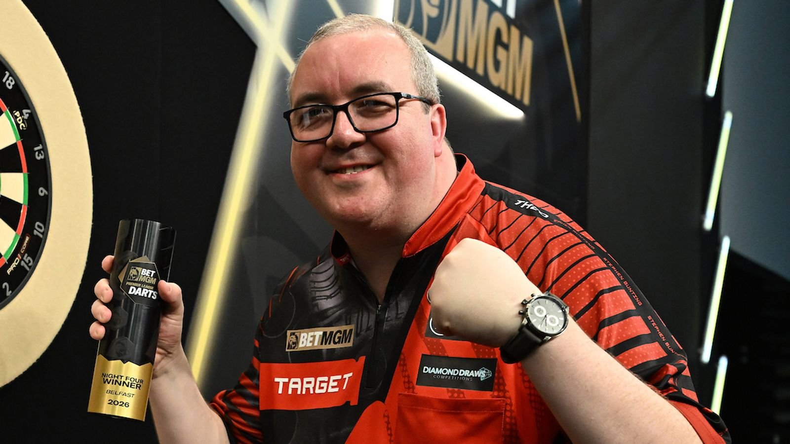 Dardos de la Premier League: Stephen Bunting gana en Belfast mientras Josh Rock lanza nueve dardos y Luke Littler vuelve a perder | Noticias de dardos