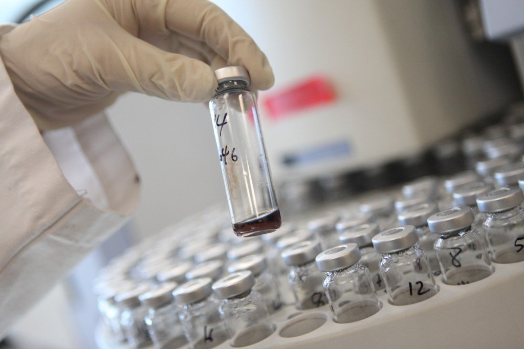 Un hombre de Pittsburgh drogó a su pequeña hija mientras dormía para robarle sangre, dice la policía