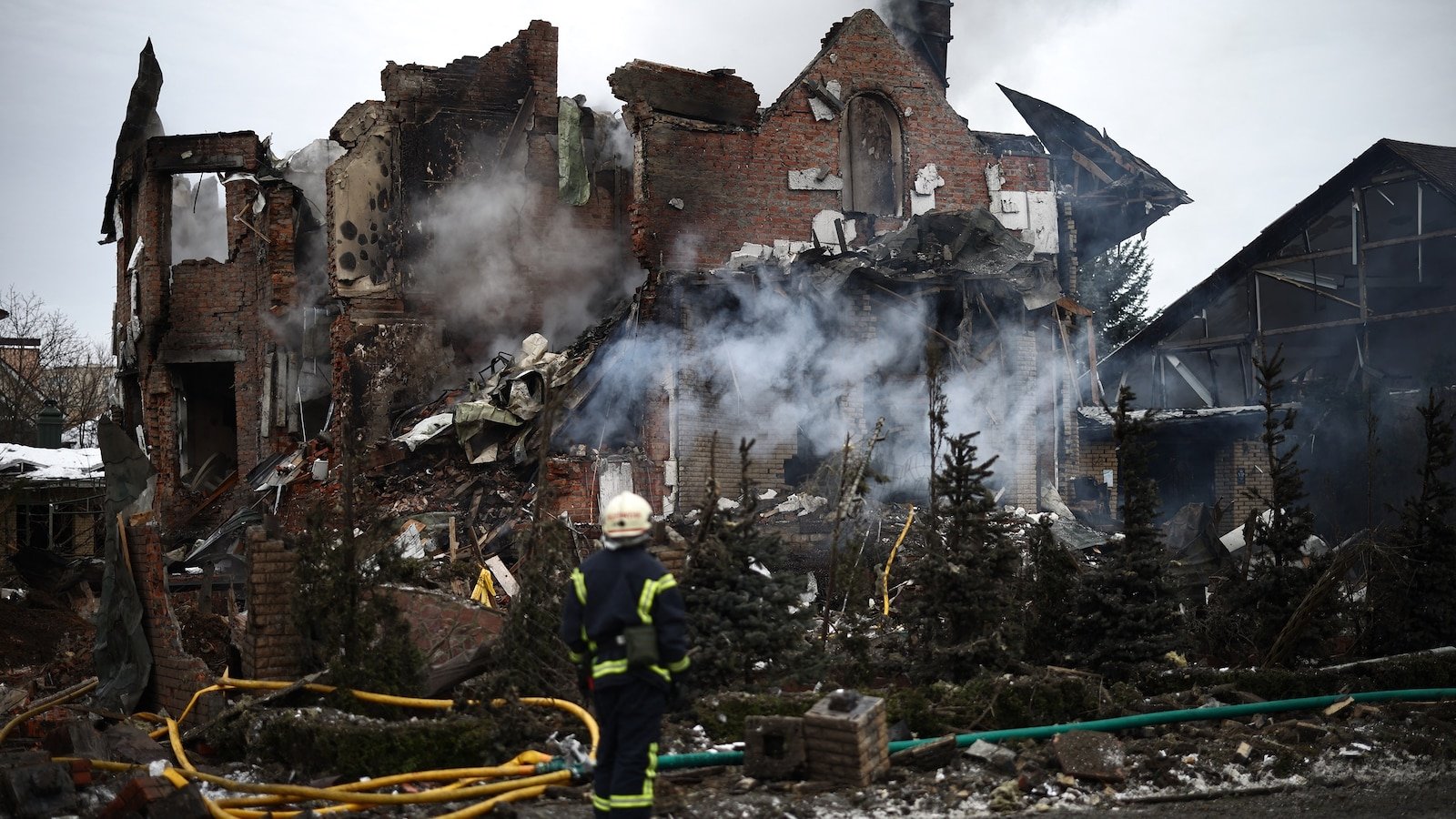 Rusia apunta a Ucrania con 345 drones y misiles, atacando sitios de energía y edificios residenciales, dice Zelensky