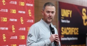 El entrenador de la USC, Lincoln Riley, envolvió al personal mezclando continuidad y nueva energía.