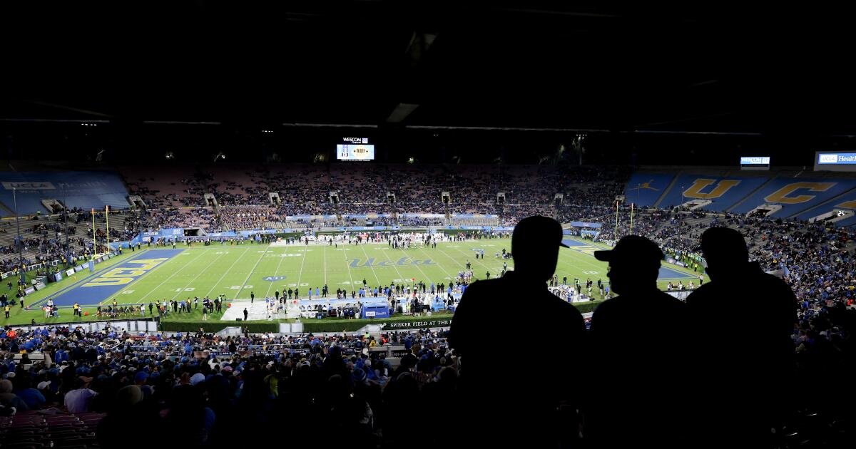 UCLA jugará la temporada de fútbol de 2026 en el Rose Bowl mientras continúa la demanda