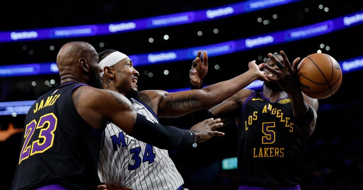 LeBron James falló un toque de timbre cuando los Lakers cayeron ante el Magic