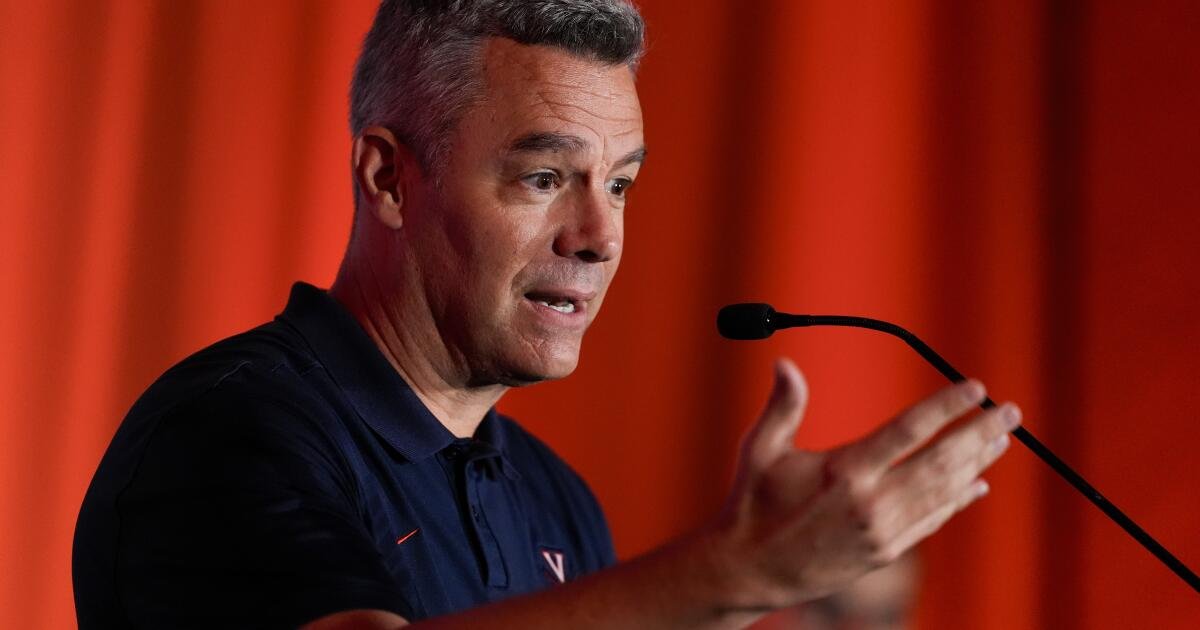 Los Lakers contrataron al ex entrenador de Virginia Tony Bennett como asesor de draft