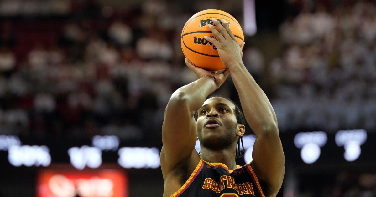 Ezra Auser ayuda a la USC a lograr la victoria sobre Rutgers en apuros