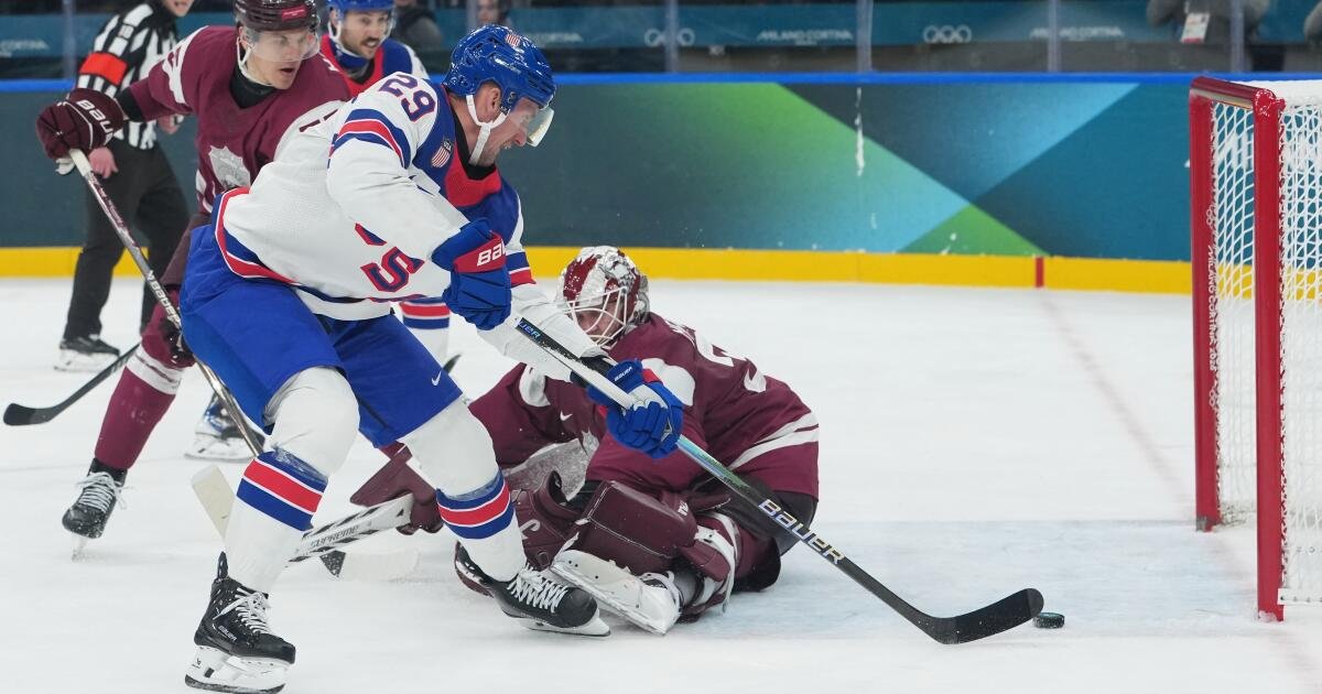 Estados Unidos derrotó a Letonia en el primer partido olímpico de hockey