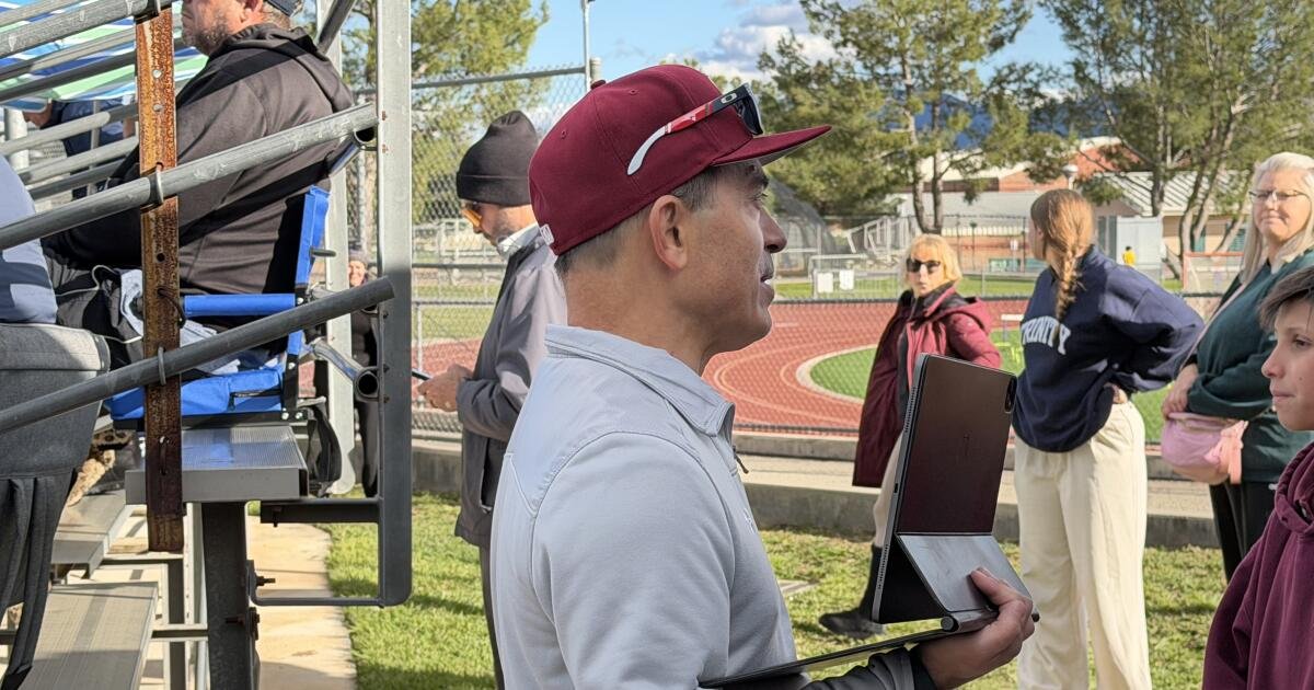 Charla preparatoria: Padres realizando múltiples tareas en los juegos de béisbol de la escuela secundaria