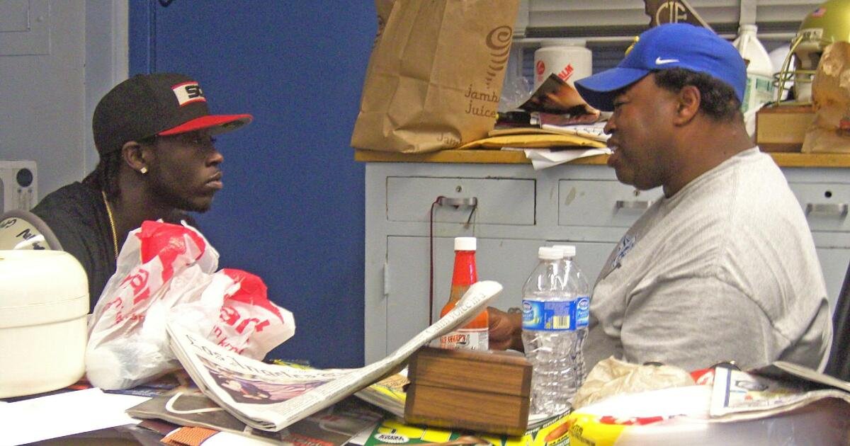 Robert Garrett, el entrenador de fútbol de Crenshaw High, sigue desaparecido