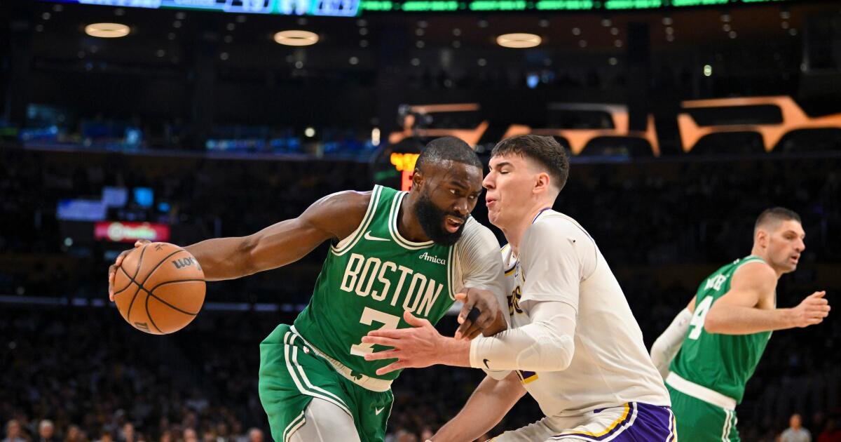 Con Pat Riley mirando, los Lakers pierden un partido de rivalidad contra los Celtics