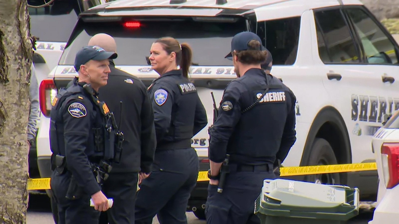 Cuatro muertos y sospechoso asesinado a puñaladas frente a una casa en el estado de Washington: funcionarios