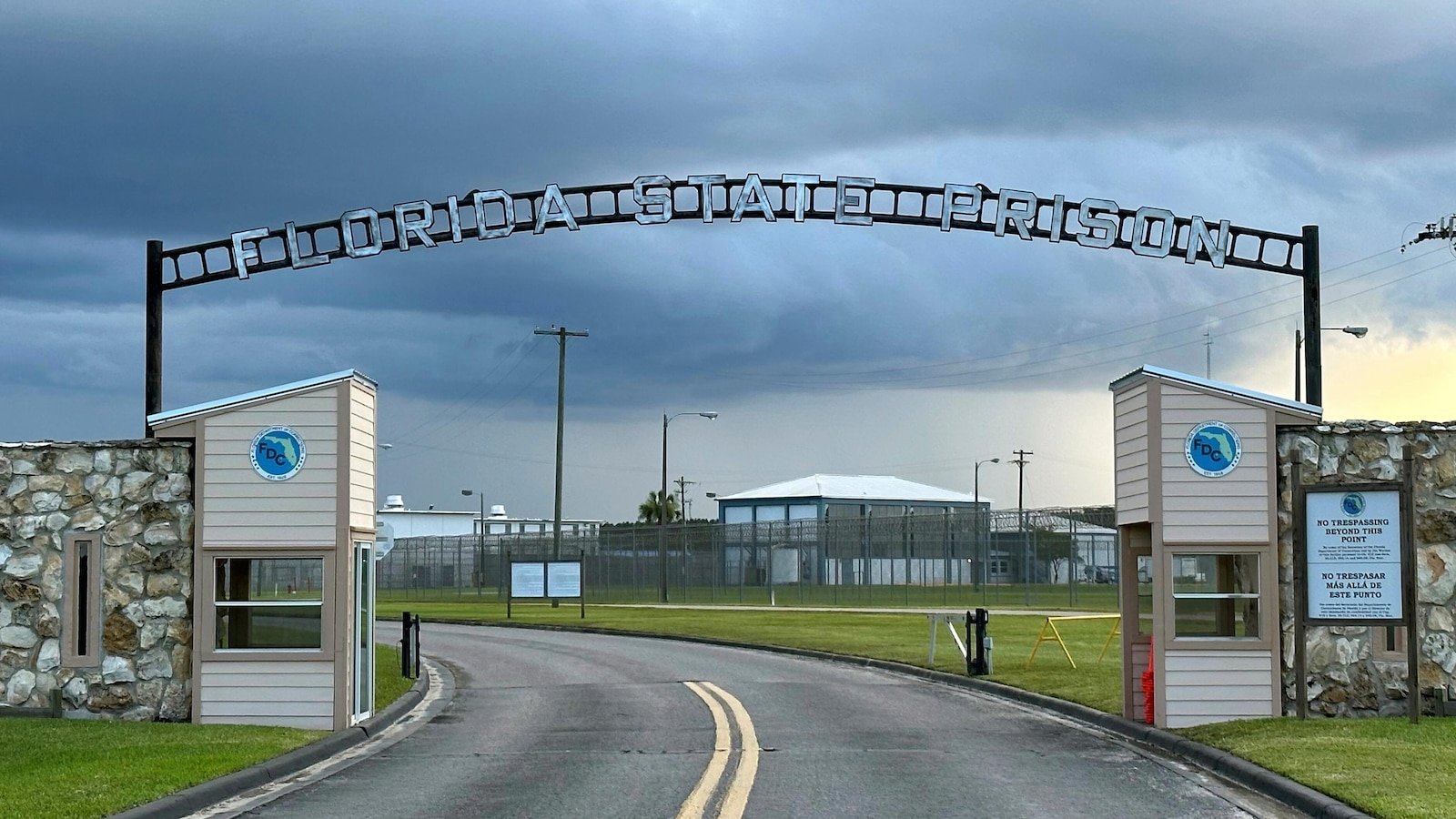 Un hombre de Florida ha sido declarado culpable de asesinar al dueño de una tienda de comestibles mientras se encontraba en el corredor de la muerte.