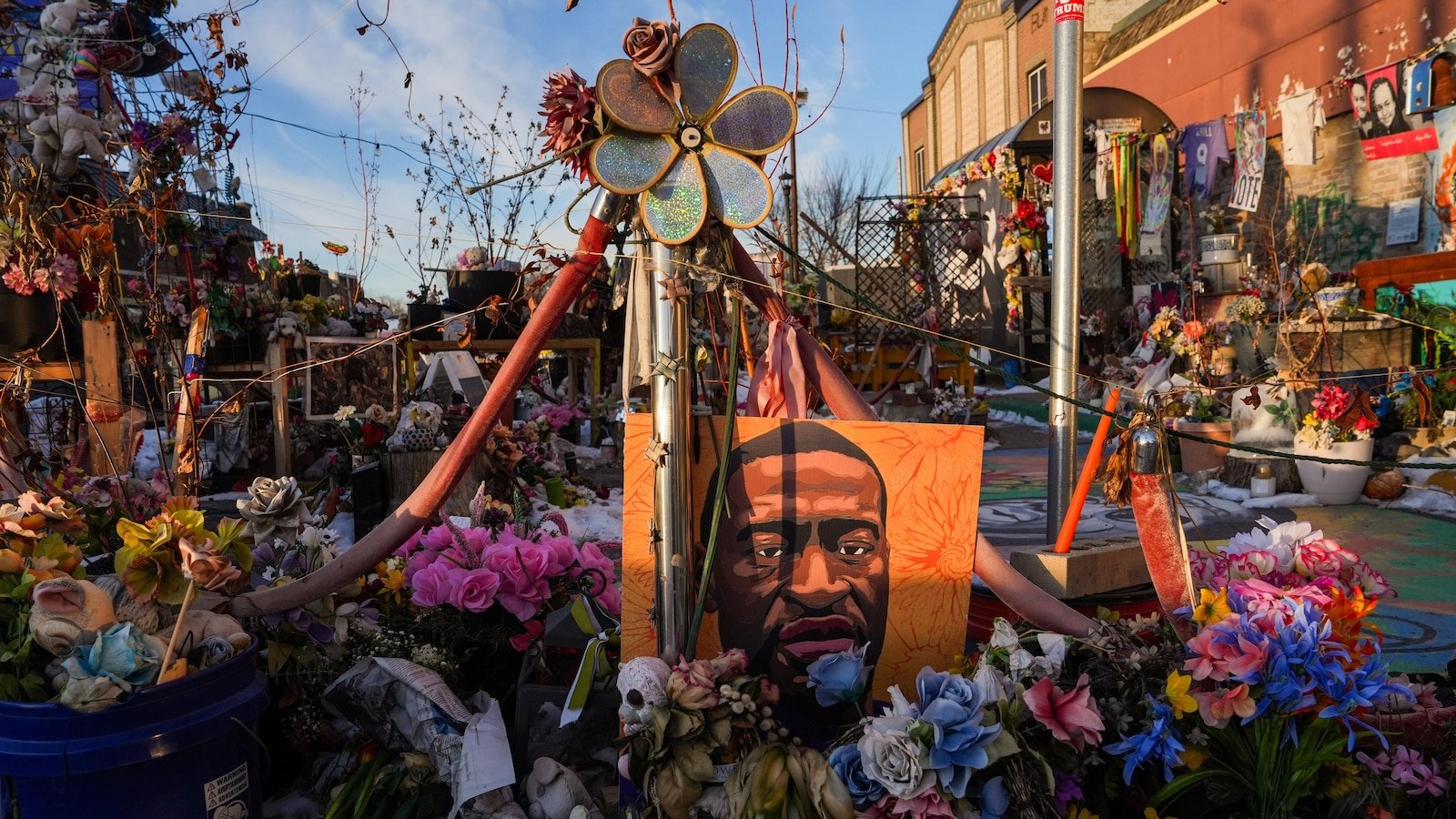 Minneapolis decidirá el futuro de los monumentos conmemorativos en las carreteras a dos hombres asesinados por agentes federales