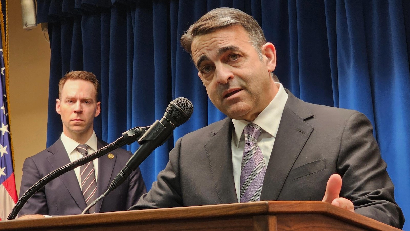 El presidente del Tribunal Supremo advierte al fiscal superior de Minnesota y al ICE: cumplan con las órdenes judiciales o se enfrentarán al desacato