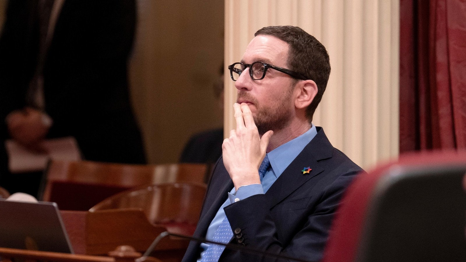 Una estrategia que Nancy Pelosi busca para un escaño en la Cámara no teme a la pelea