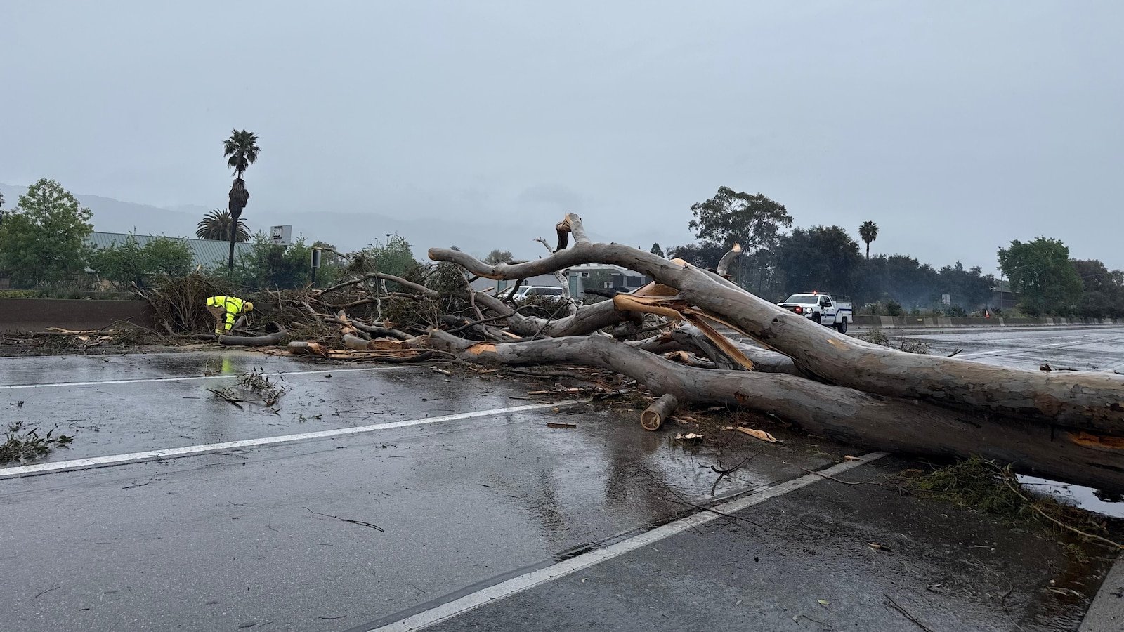 California fue azotada por una tormenta invernal con fuertes vientos y fuertes lluvias y nieve.