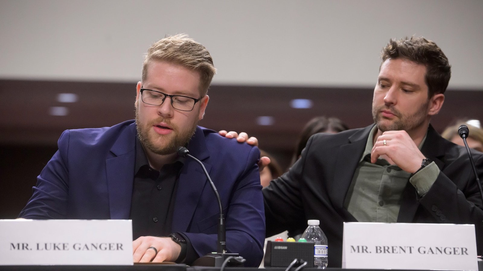 Los hermanos de Renee Good, la mujer asesinada por un funcionario de inmigración, llaman a la acción en el Congreso