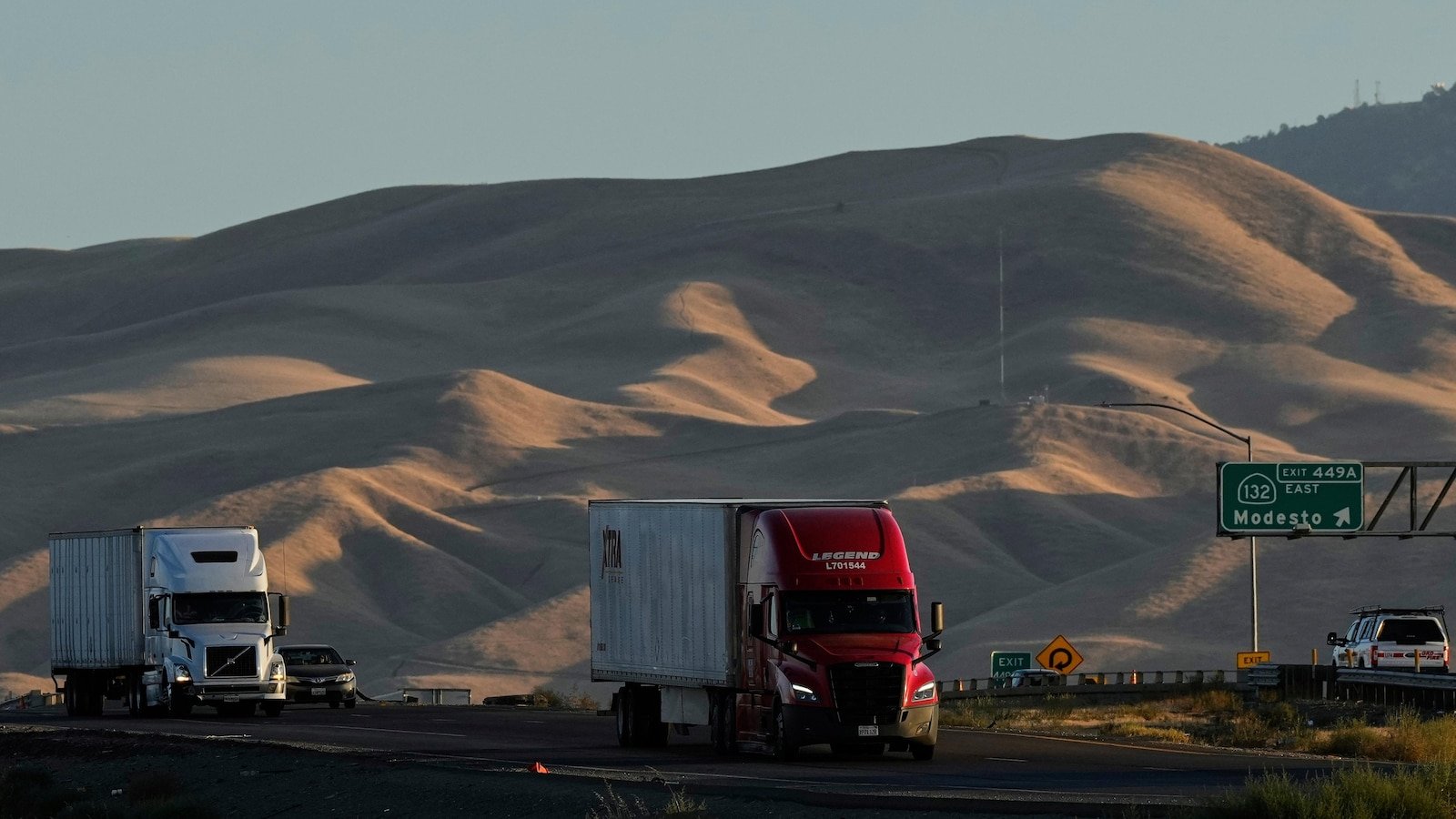 Todos los camioneros y conductores de autobuses deben realizar los exámenes de licencia de conducir comercial en inglés.