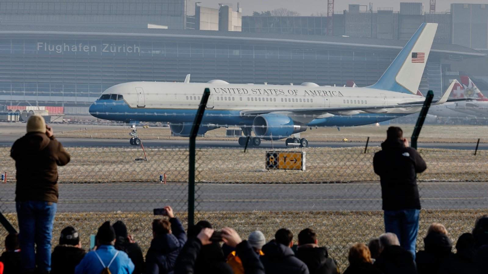 Según instrucciones de Trump, el Air Force One se pintará de rojo, blanco y azul, según el ejército estadounidense