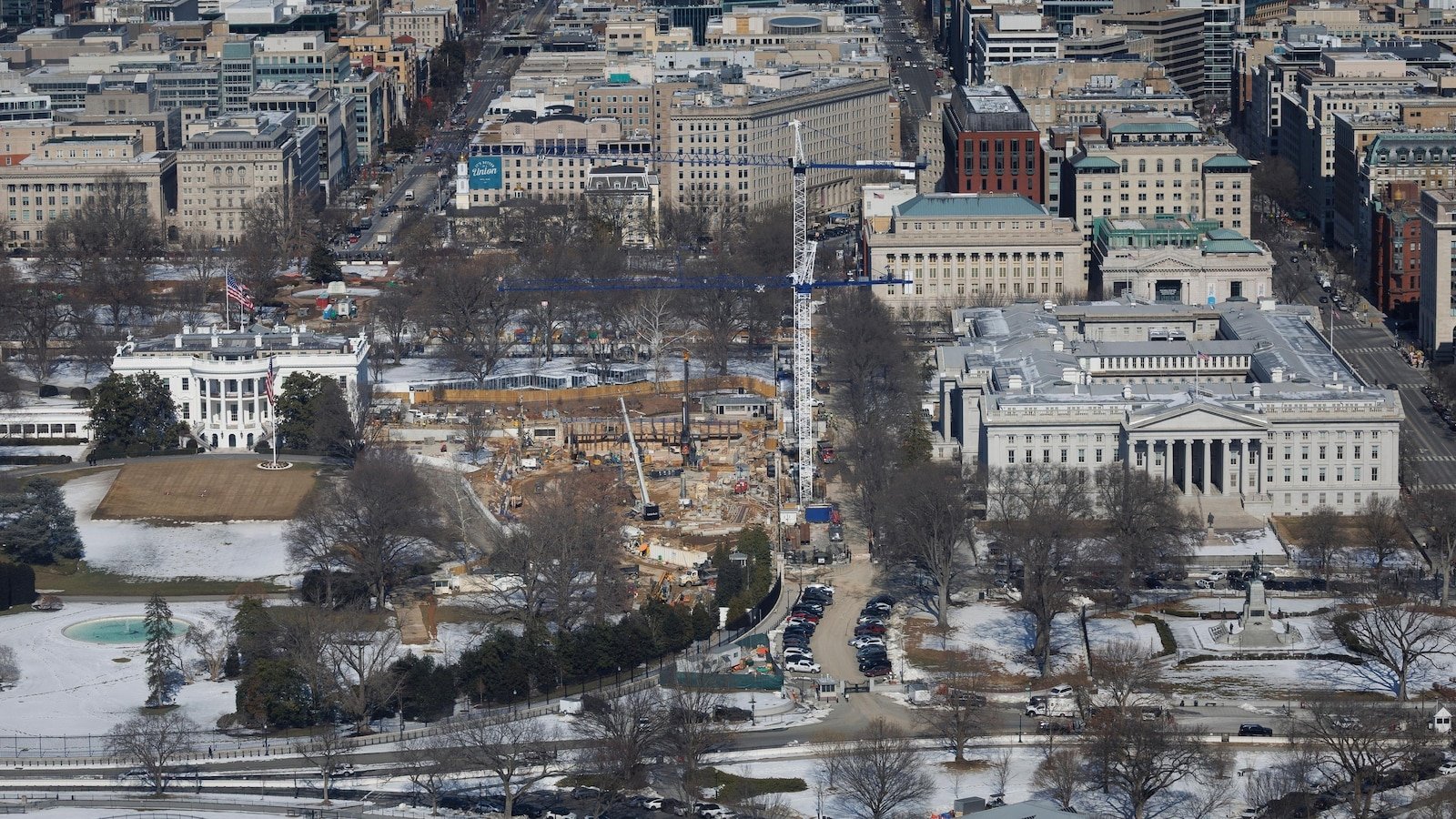 El memorando dice que la Casa Blanca fue «notablemente preservada» durante la demolición del ala este.