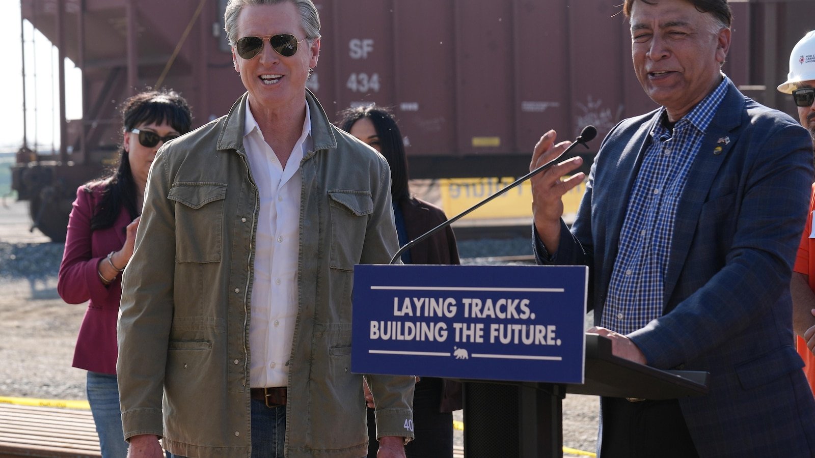 Jefe del tren de alta velocidad de California de licencia tras arresto por cargos de violencia doméstica