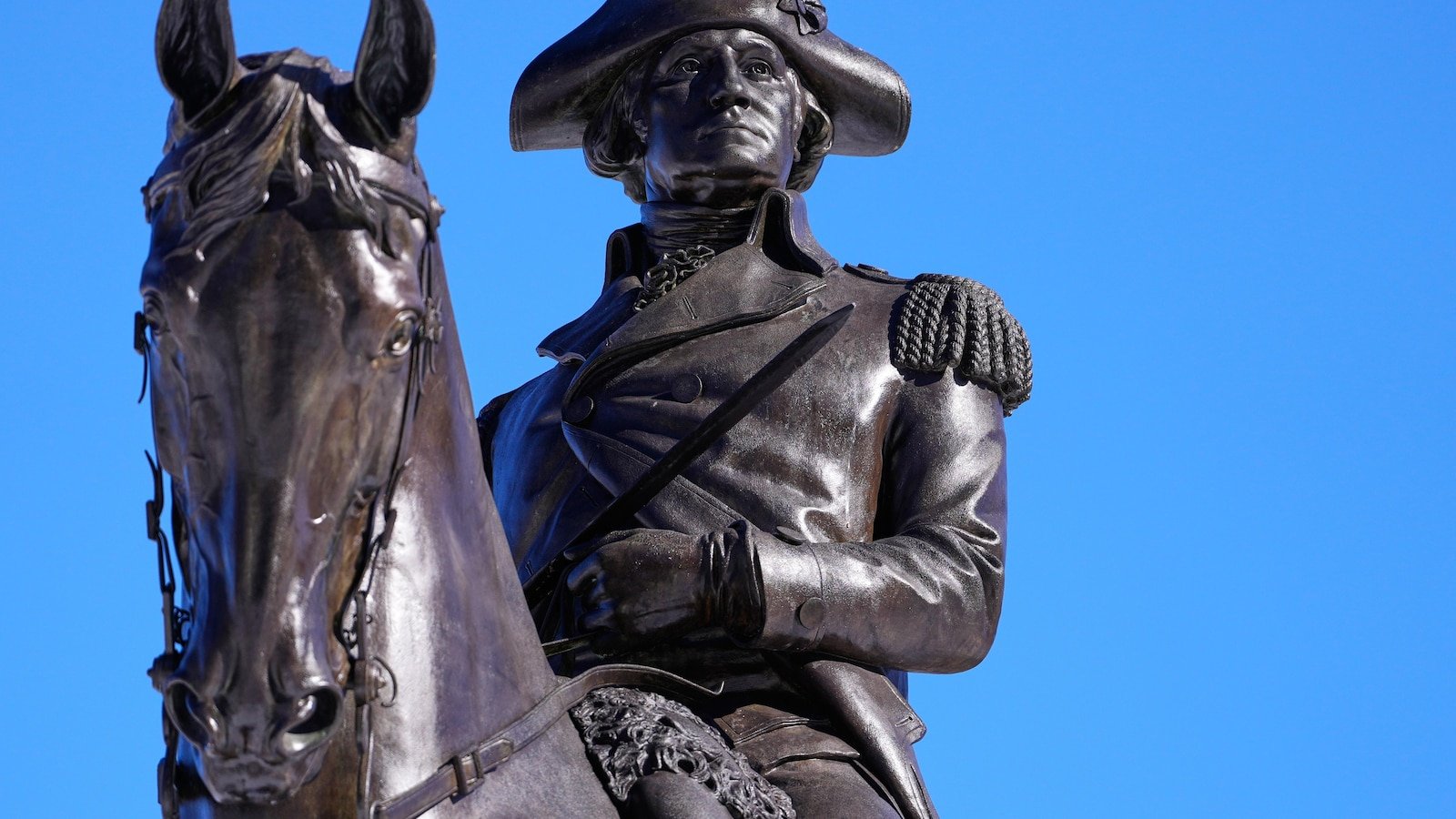 No, George Washington no tenía dientes de madera. Sí, dirigió el asedio de Boston.