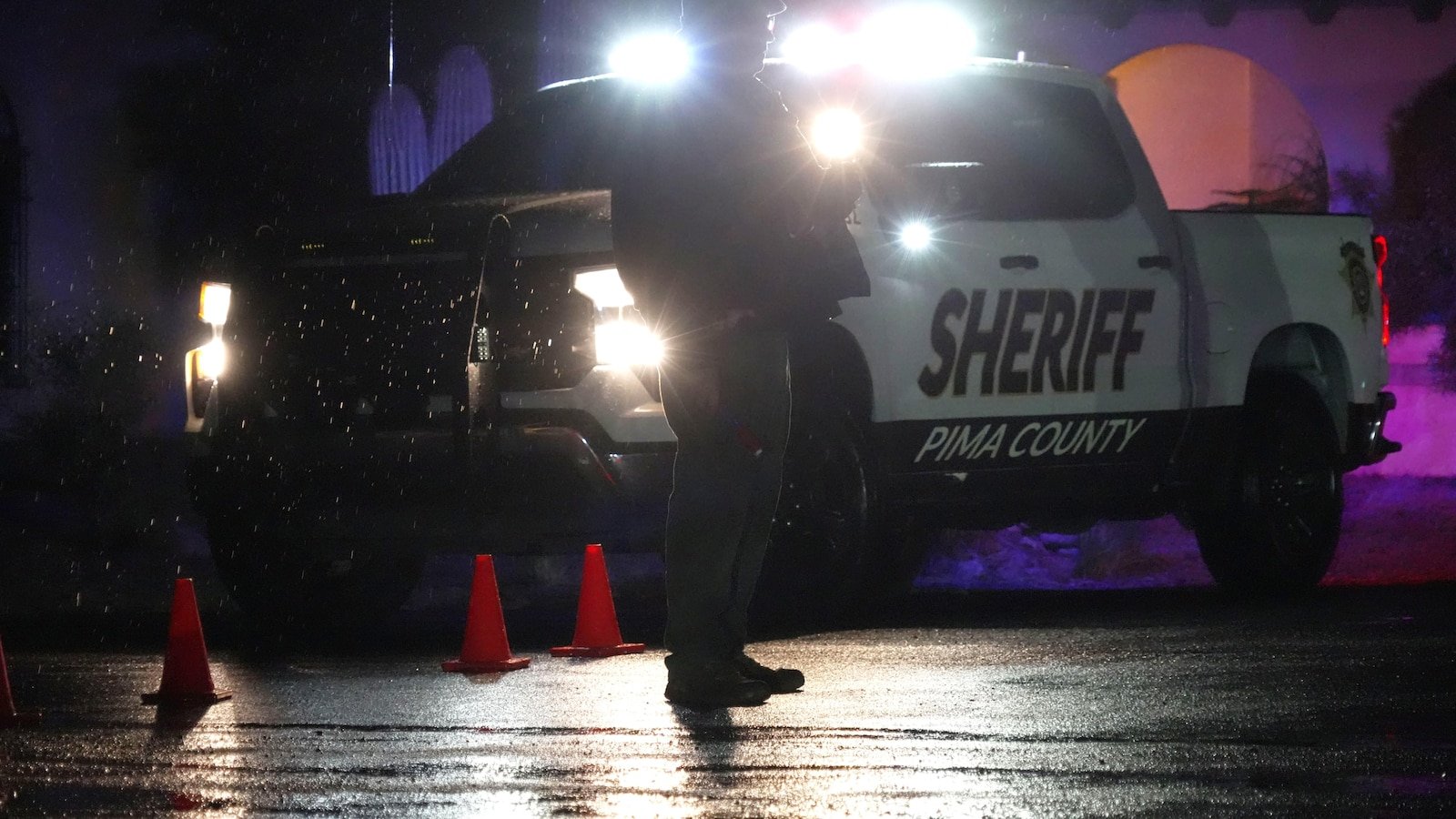 Las fuerzas del orden bloquearon la carretera cerca de la casa de Nancy Guthrie durante una investigación sobre su desaparición.