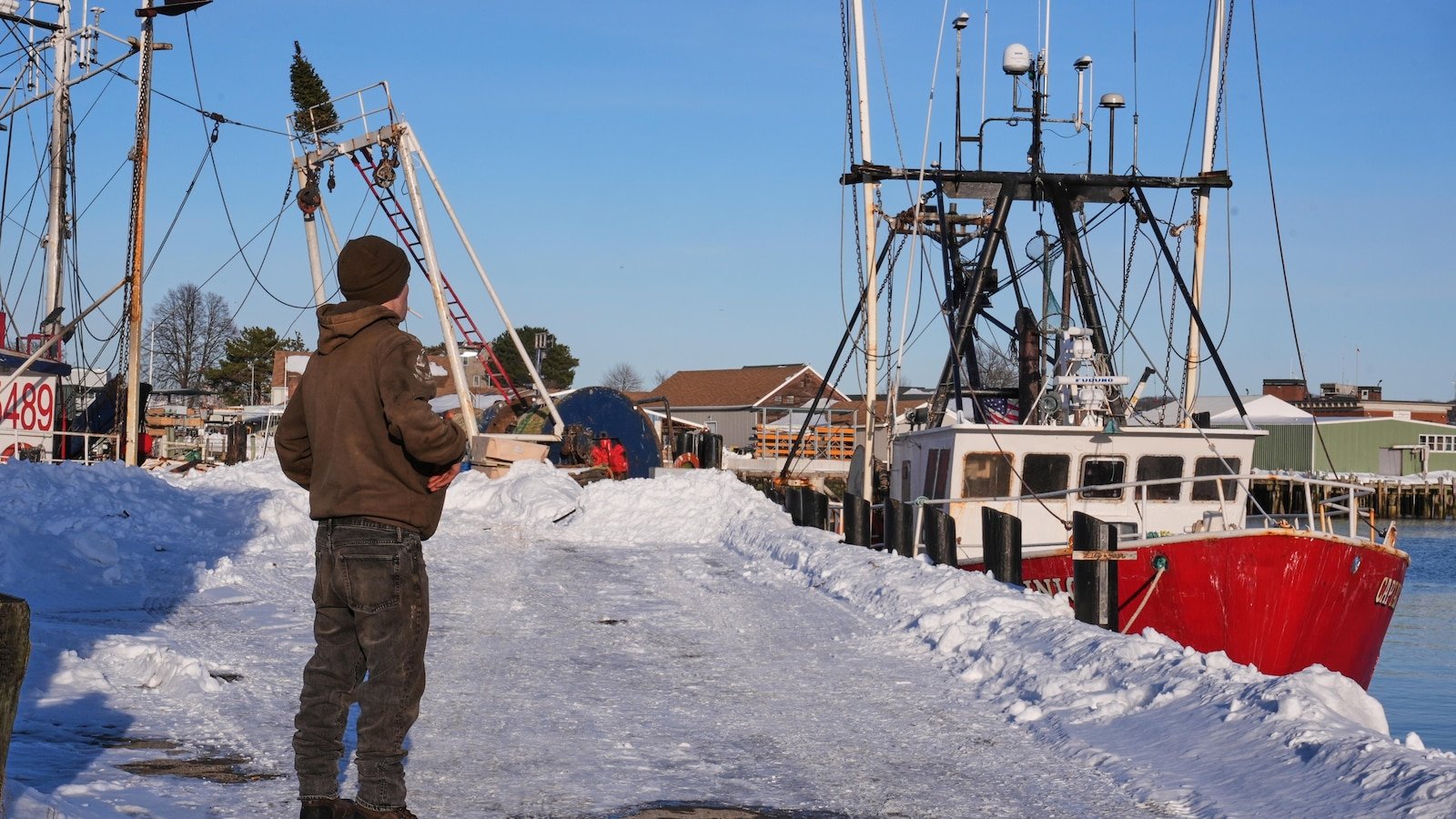 Las autoridades están utilizando tecnología de aguas profundas para encontrar un barco pesquero hundido frente a Massachusetts