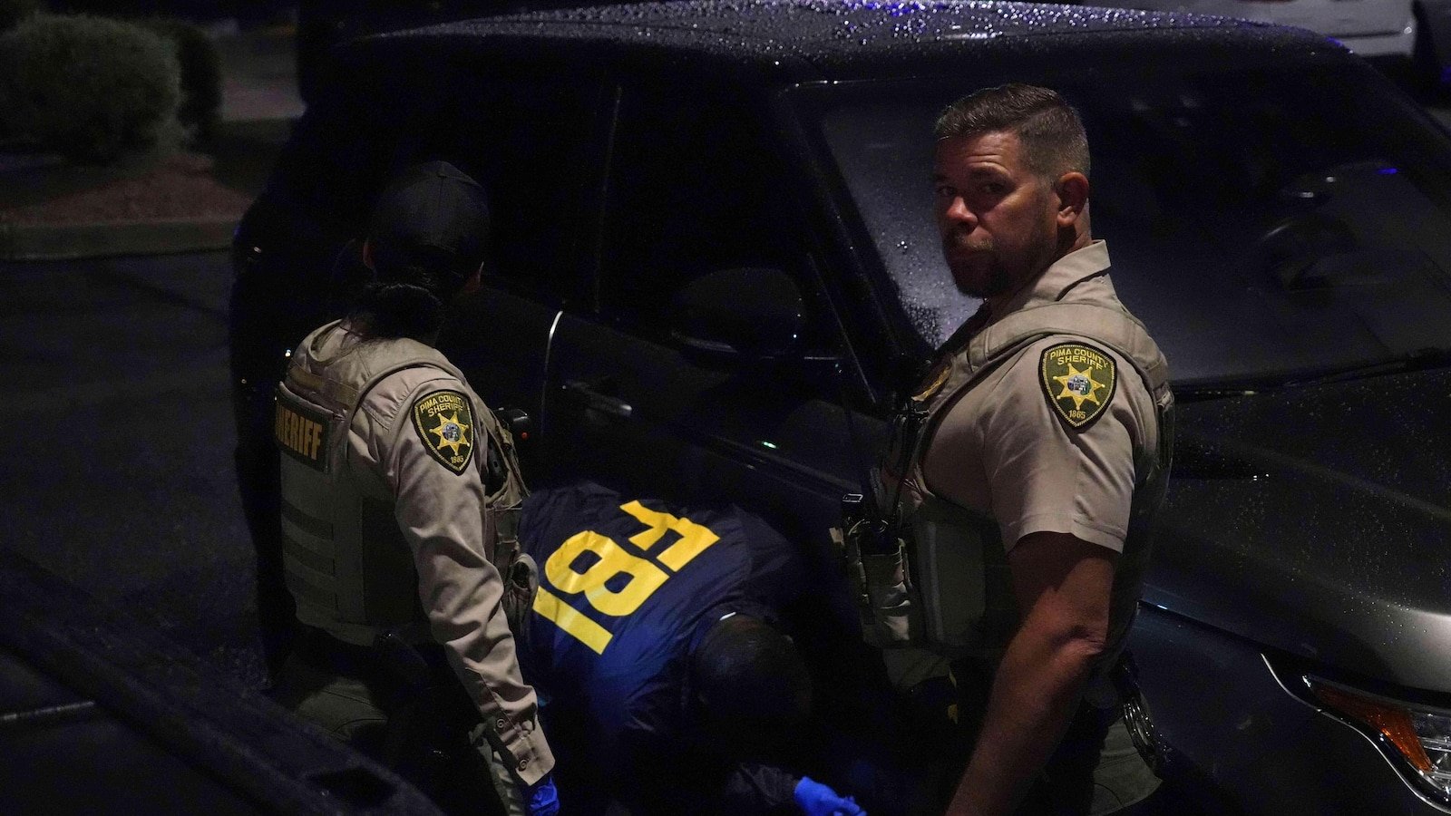 FBI: el ADN recuperado del guante encontrado cerca de la casa de Guthrie parece coincidir con el guante usado por el sospechoso