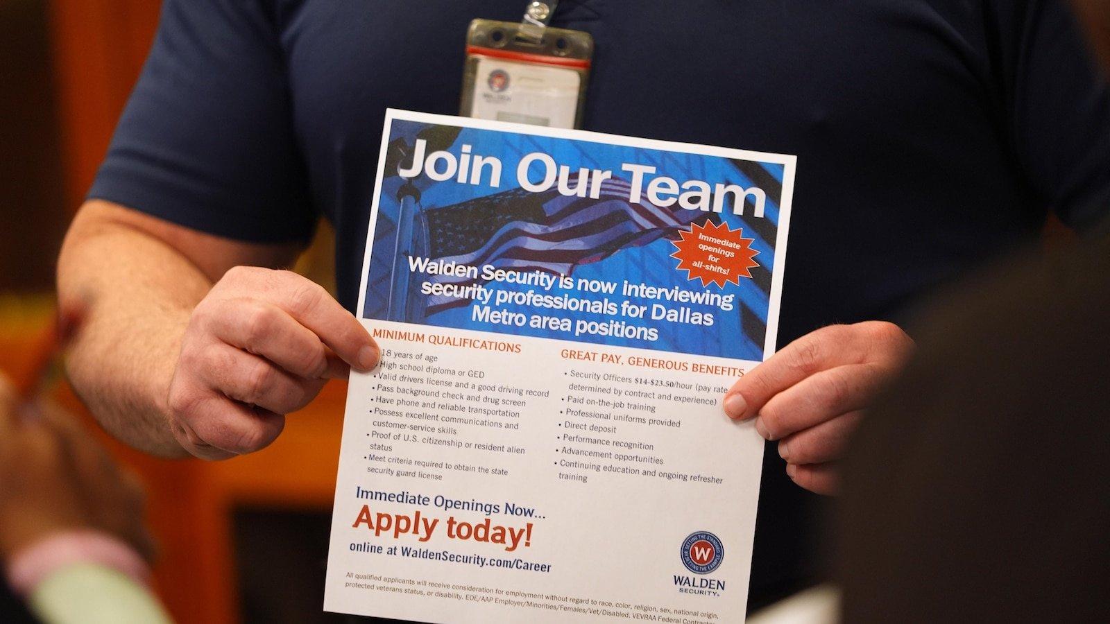 Las solicitudes estadounidenses de ayuda por desempleo cayeron en 206.000 la semana pasada a medida que disminuyeron los despidos