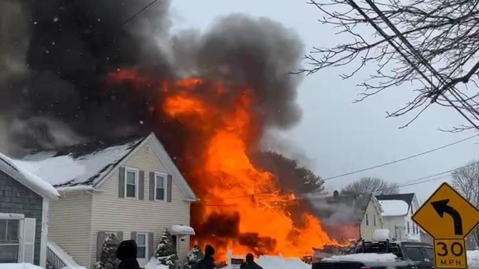Un incendio explosivo destruye una casa en Massachusetts y hiere a una madre y un niño