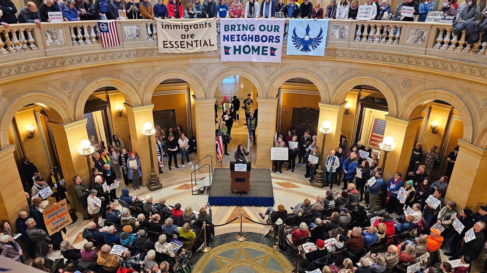 Juez sopesa las protecciones para los refugiados en Minnesota