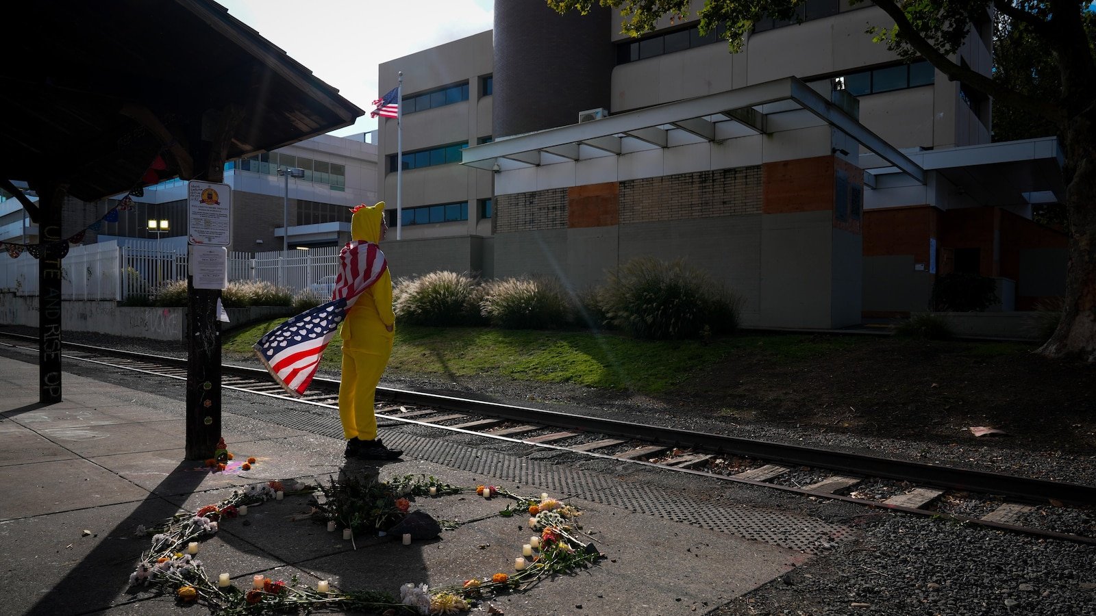 Los agentes federales deberían limitar el uso de gases lacrimógenos en las protestas frente al edificio de ICE de Portland, dice un juez