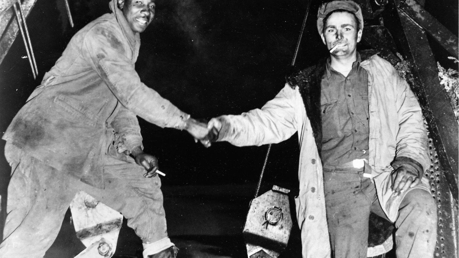 El puente conmemorativo de los veteranos negros de Alaska reemplaza y guarda parte como tributo a los constructores de carreteras de Alaska