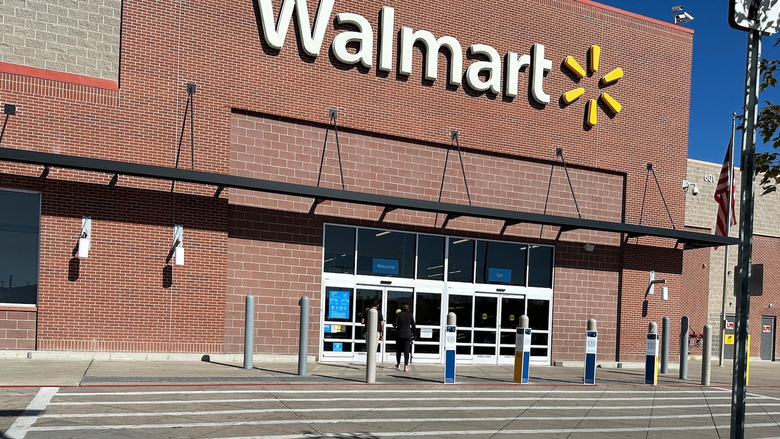 Walmart logra ventas impresionantes durante otro trimestre, pero perspectivas moderadas