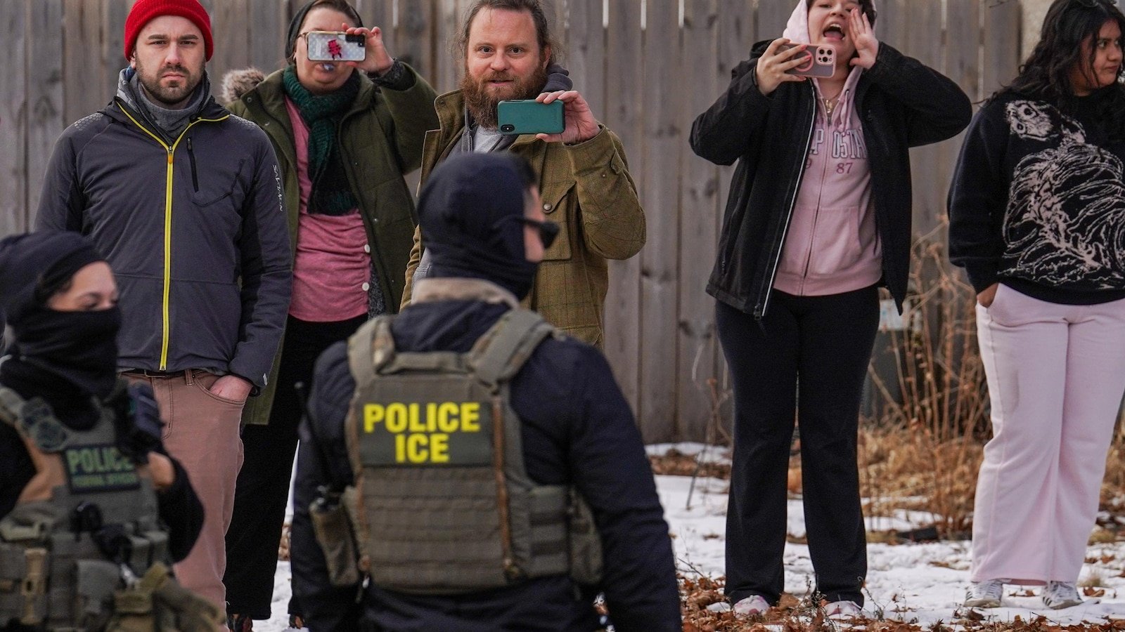 La investigación por perjurio sobre la evidencia de ICE marca el último despido, donde la evidencia contradice a los funcionarios de Trump.