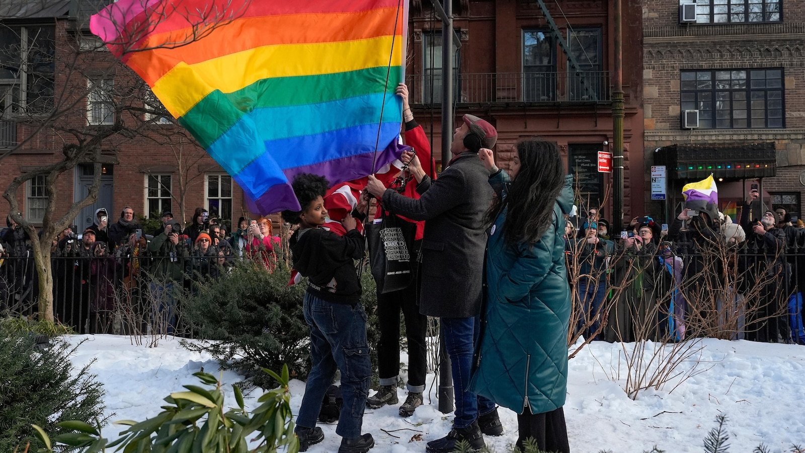 Funcionarios de Nueva York izan la bandera arcoíris en Stonewall para reprender a la administración Trump