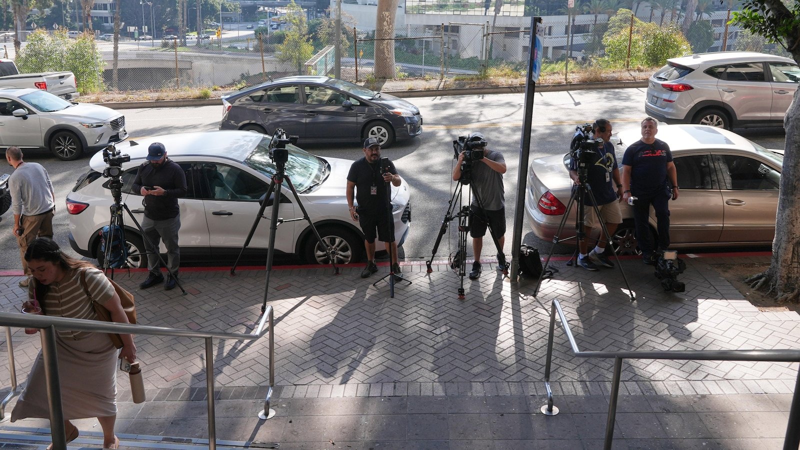 El FBI está cumpliendo órdenes de allanamiento en la sede del distrito escolar de Los Ángeles y en la casa del superintendente.