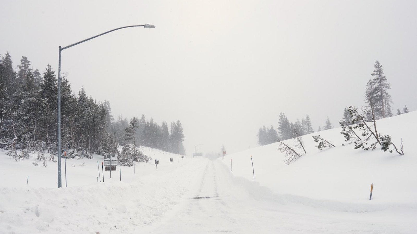 La sequía de nieve preparó el escenario para una avalancha mortal en California que provocó condiciones volátiles